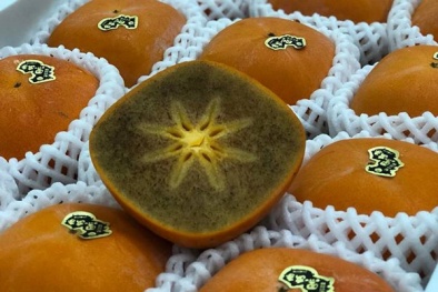 Hơn 300.000 đồng một trái hồng socola Nhật Bản