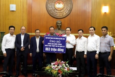 Mặt trận phân bổ 325 tỷ đồng đến bà con vùng lũ