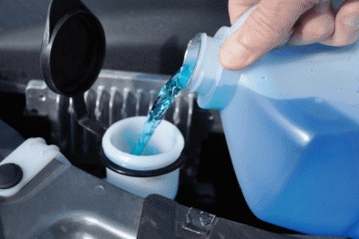 Sai lầm tai hại khi dùng nước lã để thay thế nước rửa kính trên ô tô