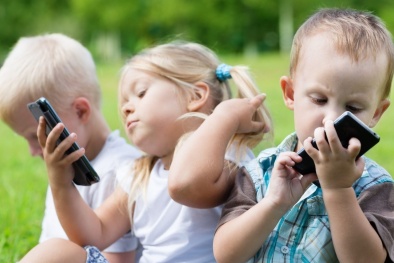 Sử dụng điện thoại thông minh quá nhiều khiến nhu cầu uống thuốc ngủ tăng cao