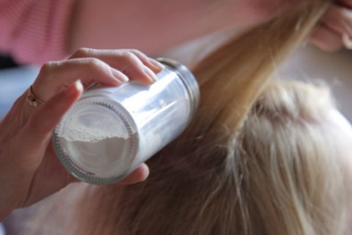 Những tác hại của dầu gội khô cần tránh lạm dụng