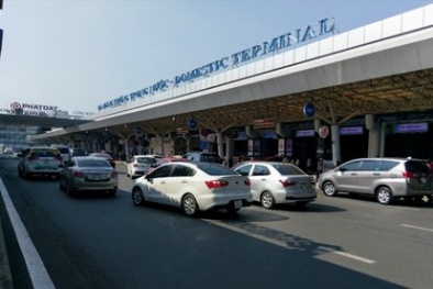 Chèo kéo khách ở sân bay Tân Sơn Nhất, một hãng xe bị tạm dừng hoạt động