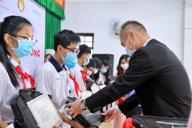 Trao học bổng 'Cho em đến trường' lần thứ 17 cho học sinh hiếu học Đồng Nai