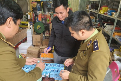 Lượng lớn bút bi, compa Thiên Long có dấu hiệu giả mạo nhãn hiệu bày bán công khai 