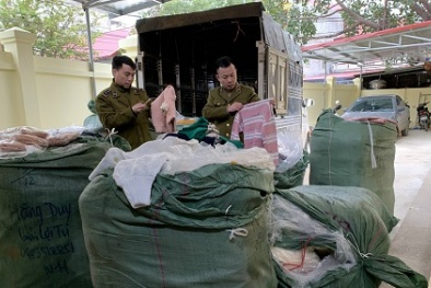Nhập lậu hàng hóa: Thu gom nhiều quần áo, mỹ phẩm trôi nổi để bán cuối năm