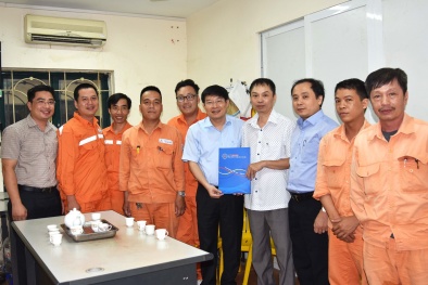 Lãnh đạo EVNHANOI thăm hỏi động viên cán bộ công nhân viên trực đảm bảo điện mùa nắng nóng