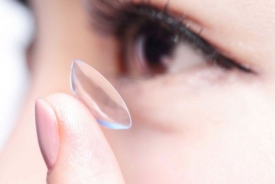 Mắt dễ bị nhiễm khuẩn nặng nếu dùng kính áp tròng kém chất lượng, dung dịch bảo quản hết hạn