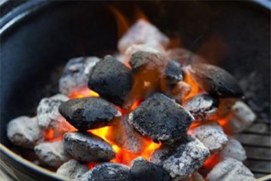 Sưởi ấm bằng than củi dể bị bỏng và tử vong do ngộ độc khí CO