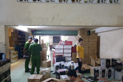 TP. HCM: Phát hiện kho chứa hàng chục nghìn chai rượu nghi nhập lậu