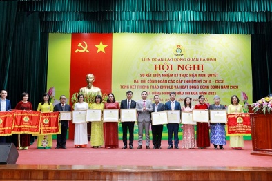 Công đoàn Dược phẩm Tâm Bình nhận Cờ thi đua của LĐLĐ thành phố Hà Nội