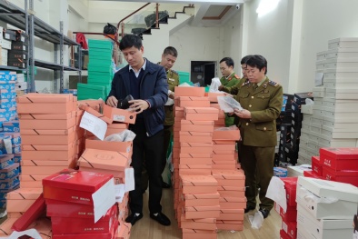 Nhập lậu hàng hóa: Hàng nghìn đôi giày dép và chân gà không rõ nguồn gốc