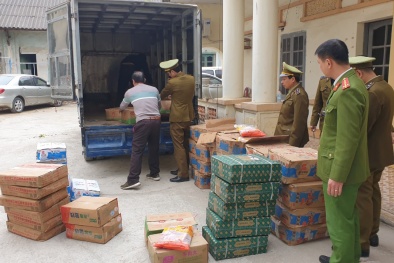 Chặn đứng lượng lớn xúc xích, sụn họng lợn đã bốc mùi hôi thối đang trên đường tiêu thụ