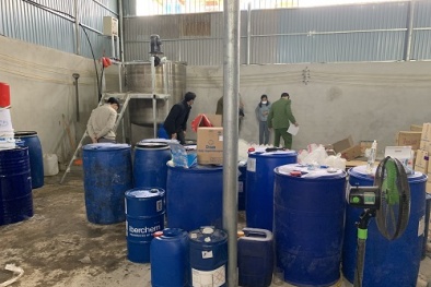 Kinh hoàng 'công nghệ' sản xuất nước giặt, nước tẩy rửa giả mạo nhãn hiệu Dnee, Javel