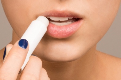 Bôi son dưỡng môi thường xuyên có thể gây ra nhiều tác hại không ngờ