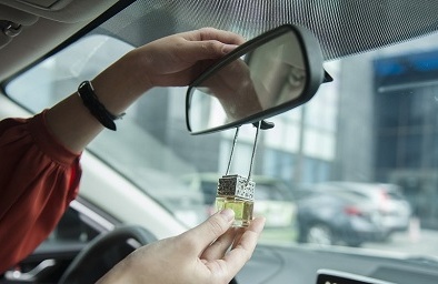 Dùng tinh dầu quế kém chất lượng treo xe ô tô tiềm ẩn nhiều hiểm họa