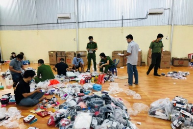 Thêm lô 'hàng Mỹ xách tay' không giấy tờ bán livestram qua Facebook bị bắt giữ