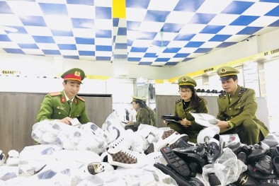 Hàng hóa giả mạo nhãn hiệu: Trưng bày giày giả da tại cửa hàng 'loè' người dùng