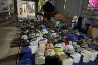 Phát hiện lượng lớn hàng điện tử nghi nhập lậu tại nhà dân ở An Giang