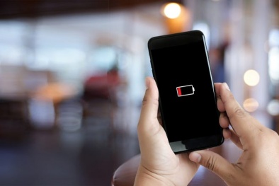 Vì sao không nên sạc điện thoại qua đêm?