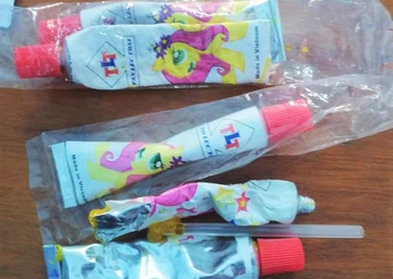 Cảnh báo tình trạng ngộ độc do thổi kẹo bong bóng mua trước cổng trường