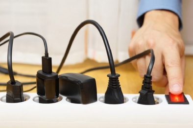 Tác hại khôn lường khi cắm sạc thiết bị điện tử liên tục 