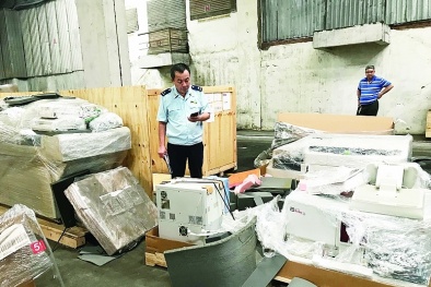 Trưng cầu giám đinh lô hàng máy tính, 1000 màn hình điện thoại iPhone và thiết bị y tế bị tịch thu