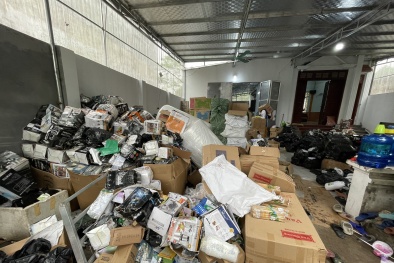Lật tẩy kho hàng tiêu dùng nhập lậu 'siêu khủng' tại Hà Nội