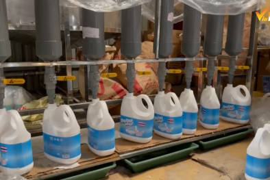 Bắt quả tang cơ sở sản xuất nước giặt, nước rửa bát có dấu hiệu giả mạo nhãn hiệu