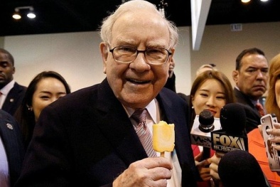Điều hành đế chế đầu tư 40 năm, huyền thoại Warren Buffett nhận lương bao nhiêu?