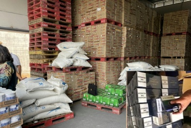 Đồng loạt bắt giữ lô hàng may mặc, hàng ngàn sản phẩm thuốc lá, rượu, sữa nhập lậu