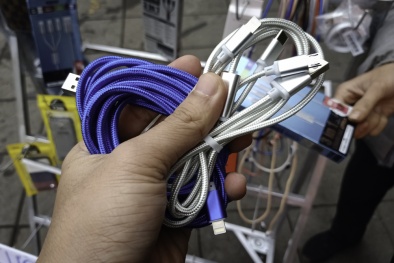 Lý do cần tránh tuyệt đối mua phụ kiện điện thoại bán rong lề đường 