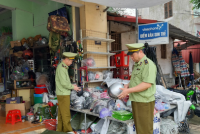 Không niêm yết giá theo quy định, 3 cơ sở kinh doanh mũ bảo hiểm bị tuýt còi