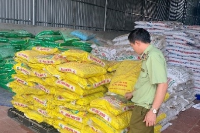 Lượng lớn phân bón đã hết hạn sử dụng vẫn 'vô tư' bày bán trên thị trường