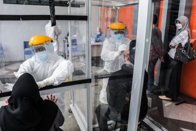 Tái sử dụng 20.000 tăm bông ngoáy mũi họng gây chấn động kinh hoàng