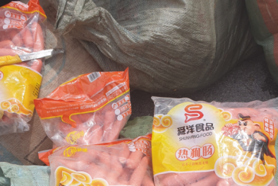 Nhập lậu xúc xích, chân gà đã tẩm ướp với bao bì toàn chữ Trung Quốc