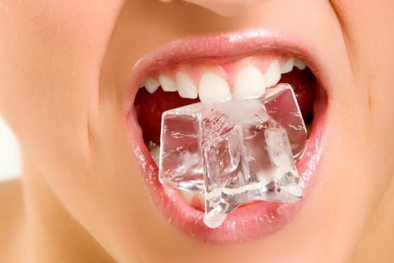 Những nguy cơ xấu về sức khỏe khi có thói quen nhai đá lạnh
