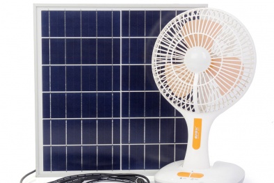 Quạt năng lượng mặt trời hút khách ngày hè