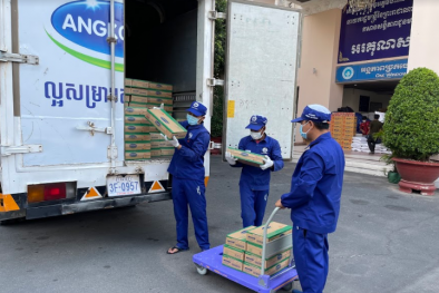 Vinamilk và công ty con tại Campuchia hỗ trợ sữa cho người dân nước bạn chống Covid-19