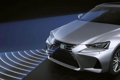 Hệ thống cảnh báo va chạm trên ô tô hoạt động theo cơ chế nào?