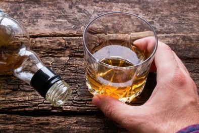 Uống rượu nhiều có thể khiến hiệu quả vaccine COVID-19 yếu
