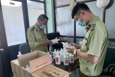 Hà Nội: Tạm giữ 15 thùng nước sát khuẩn tay có dấu hiệu giả mạo