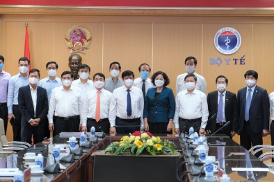 Vietcombank trao 25 tỷ đồng hỗ trợ Bộ Y tế mua vắc xin phòng COVID-19 