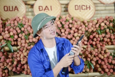 'Anh Núi' Xuân Bắc cùng cô 'Nguyệt thảo mai' Hà Hương livestream bán nông sản cho bà con nông dân