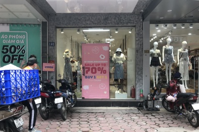 Dịch bệnh khiến các cửa hàng thời trang 'vắng tanh như chùa Bà Đanh' dù sale đến 70%