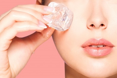 Dùng đá lạnh rửa mặt làm đẹp sai cách có thể gây phản tác dụng