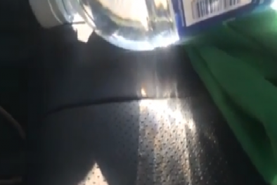 Cảnh báo - để chai nước trên ô tô đỗ dưới trời nắng có thể gây cháy nổ