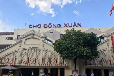 Dịch bệnh khiến chợ Đồng Xuân vắng vẻ, nhiều ki ốt đóng cửa