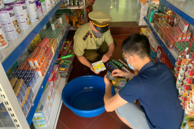 Nhiều cửa hàng kinh doanh hàng hóa quá hạn sử dụng bị xử lý