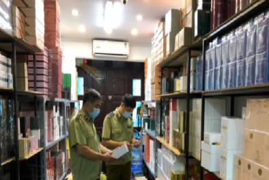 Phát hiện 4.250 sản phẩm nước hoa nghi giả mạo nhãn hiệu tại một cửa hàng ở Hà Nội