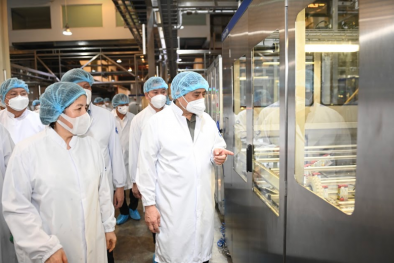 Thủ tướng đánh giá Vinamilk là doanh nghiệp điển hình ‘vừa sản xuất, vừa chiến đấu’ trong dịch covid -19